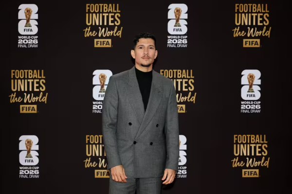 Về phom dáng, thời trang thảm đỏ World Cup 2026 ưu tiên slim-fit đến regular-fit hiện đại. Vai áo được cấu trúc rõ ràng nhưng không quá vuông vức, ve áo notch lapel hoặc peak lapel vừa phải. Ảnh: FIFA