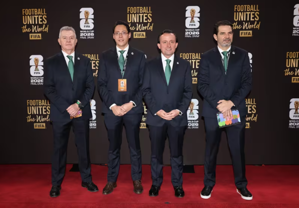 Nhìn chung, tại thảm đỏ World Cup 2026, tông màu navy và đen chiếm trọn khung hình. Navy xuất hiện với đủ sắc độ từ xanh hải quân nhạt đến navy gần đen, trong khi đen tuyền chỉ dành cho những ai muốn nhấn mạnh sự trang trọng tối đa. Không một bộ suit xám, be, xanh lá hay bất kỳ gam sáng nào lọt vào ảnh chính thức. Sự thống nhất này tạo cảm giác mạnh mẽ rằng đây là một buổi lễ ngoại giao cấp cao hơn là một sự kiện thể thao thông thường. Ảnh: FIFA