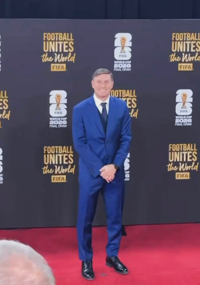 Chất liệu gần như đồng loạt là len lạnh cao cấp từ 110s đến 150s, chống nhăn tốt và bóng mịn dưới đèn flash. Đây có thể là dấu hiệu của các thương hiệu lớn: Zegna, Canali, Brioni, Tom Ford, Ralph Lauren Purple Label hay Brooks Brothers Golden Fleece. Những đường may tay, lớp lót lụa Bemberg thoáng khí và nút áo khâu chắc chắn là chi tiết mà ống kính zoom vẫn có thể bắt được từ xa. Ảnh chụp màn hình