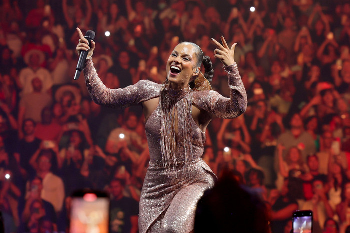 Nữ ca sĩ sở hữu 15 giải GRAMMY đến Việt Nam, 'dát vàng lỗ tai' khán giả với 3 siêu hit đình đám Ảnh 2