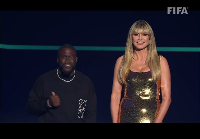 Phong cách thời trang của hai MC lễ bốc thăm vòng bảng FIFA World Cup 2026. Ảnh chụp màn hình