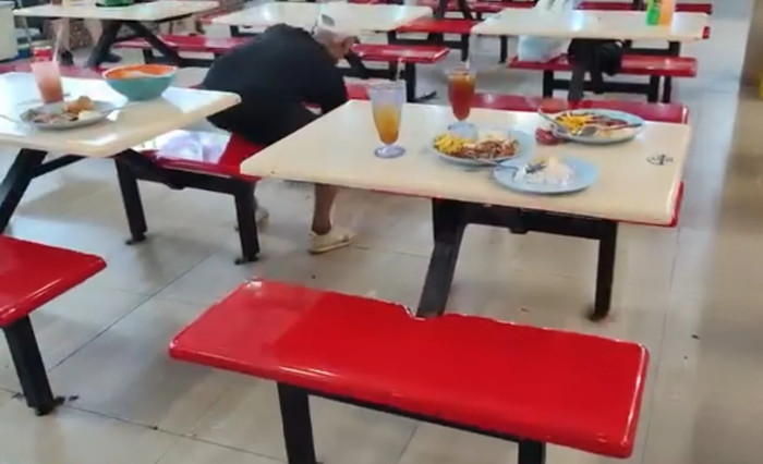 Người đàn ông dùng tay không kéo con rắn ra khỏi quán cà phê, thực khách hoảng loạn bỏ chạy Ảnh 2