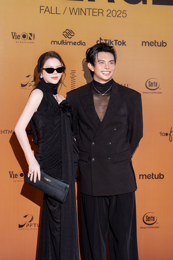 Lý Nhã Kỳ xuất hiện với bộ trang phục dạ hội đen cổ yếm mềm mại, nổi bật với chi tiết xếp nếp và hoa cài lớn ở vai. Cô khéo léo kết hợp cùng kính râm sắc nét tạo nên hình ảnh quý phái, sang trọng và bí ẩn. Ảnh: FBNV