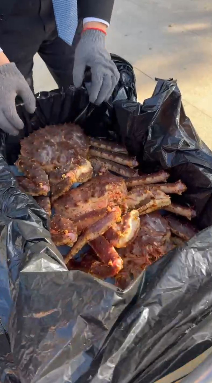 Hàng chục con cua hoàng đế khổng lồ nằm ngổn ngang trên vỉa hè, người đi đường hoang mang Ảnh 4