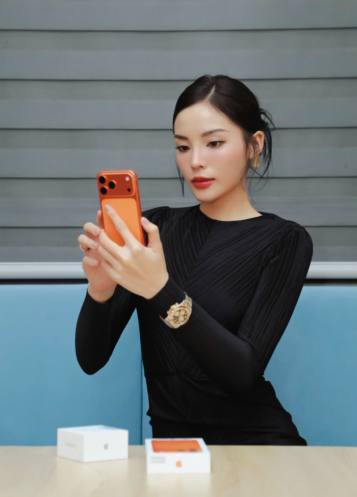 Kỳ Duyên phấn khích khoe 'nước cam' 55 triệu mới tậu. Ảnh: FBNV