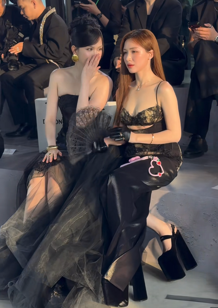 Hòa Minzy mang đôi giày cao gót 'chọc trời' khi ngồi cạnh Ngọc Trinh trong sự kiện vừa qua. Ảnh: Tuyền Rose