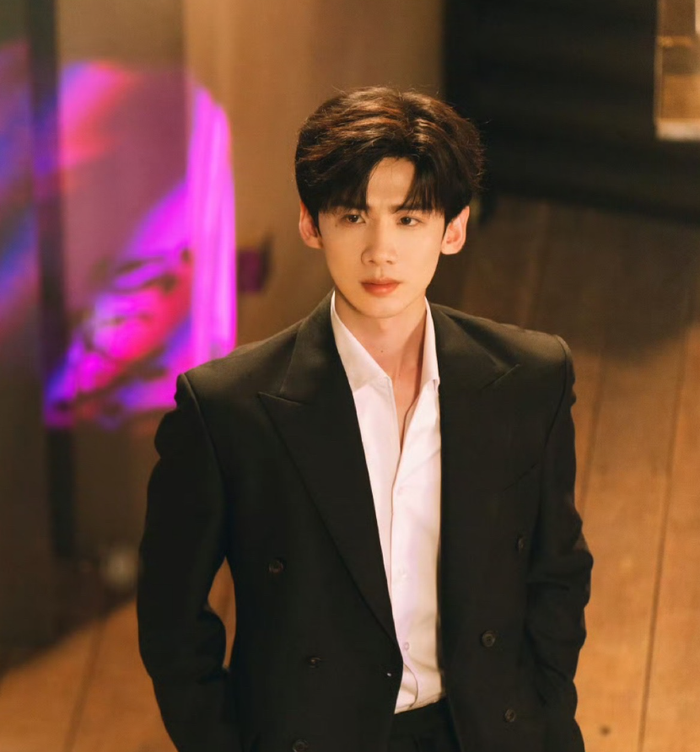 Bạch Kính Đình trong tạo hình tổng tài dịu dàng của màn ảnh 2025