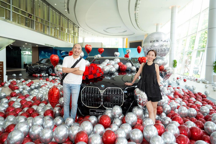 Diễn viên Tiến Luật từng chia sẻ lên mạng xã hội loạt ảnh anh nhận món quà 'khủng' từ người vợ Thu Trang. Ảnh: FBNV