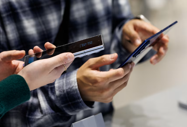 Giá điện thoại tăng mạnh trong năm 2026. Ảnh: CNN