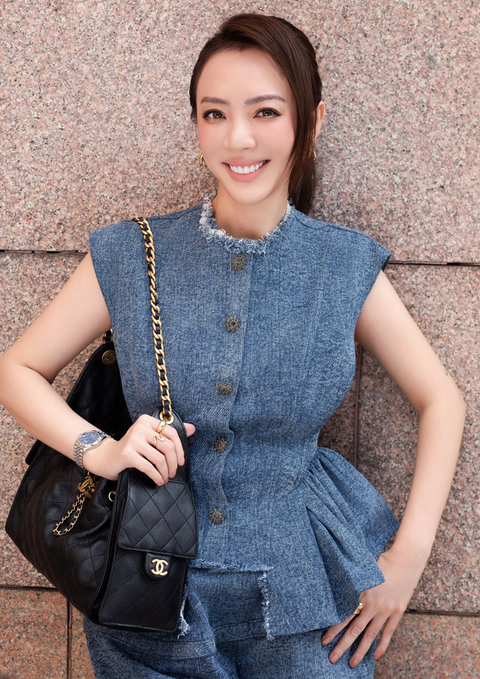 Diễn viên Thu Trang ưu ái sử dụng mẫu đồng hồ xa xỉ đính kim cương. Ảnh: FBNV