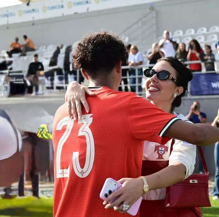Vợ Ronaldo cũng đã từng đeo mẫu đồng hồ này trong khoảnh khắc con trai Ronaldo giành chiến thắng. (Ảnh: IGNV)