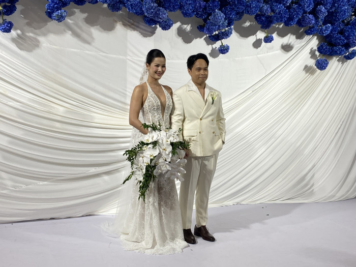 Hương Ly nở nụ cười rạng rỡ bên chồng.