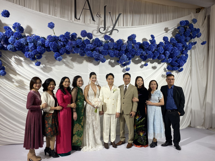 Vợ chồng Hương Ly tất bật đón khách mời.