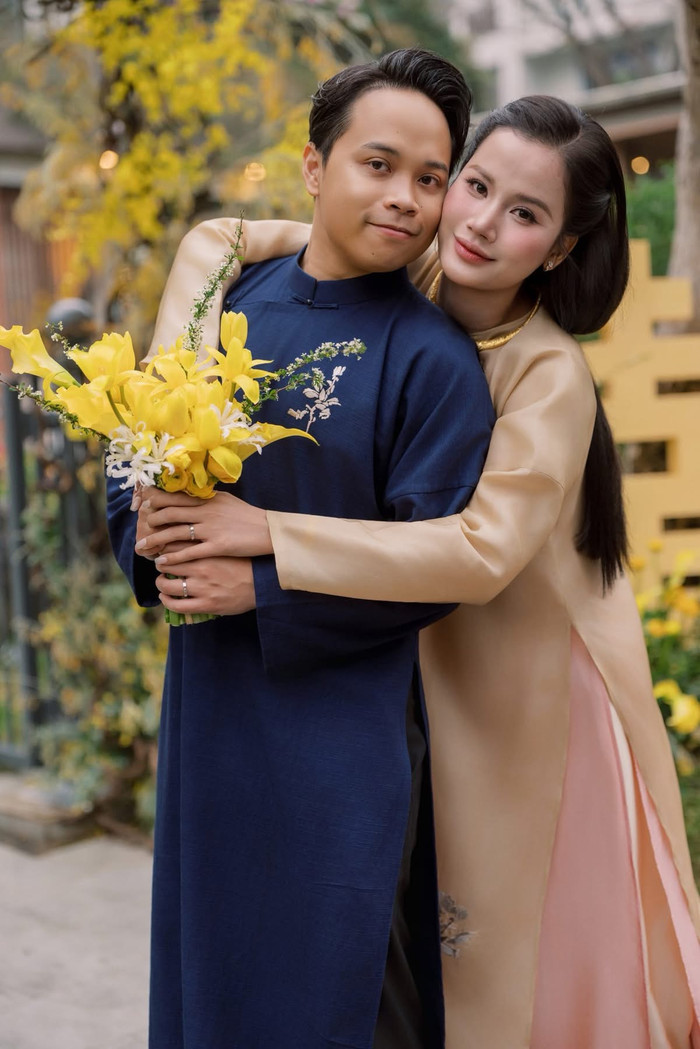 Hương Ly và chồng trong lễ gia tiên ở Hà Nội