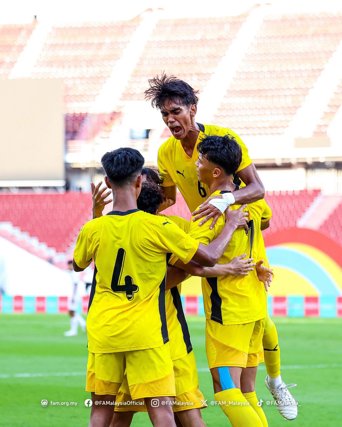 U22 Malaysia đã tạo ra cú lật ngược ngoạn mục trước Lào để vươn lên chiếm ngôi đầu bảng B. Ảnh: FAM