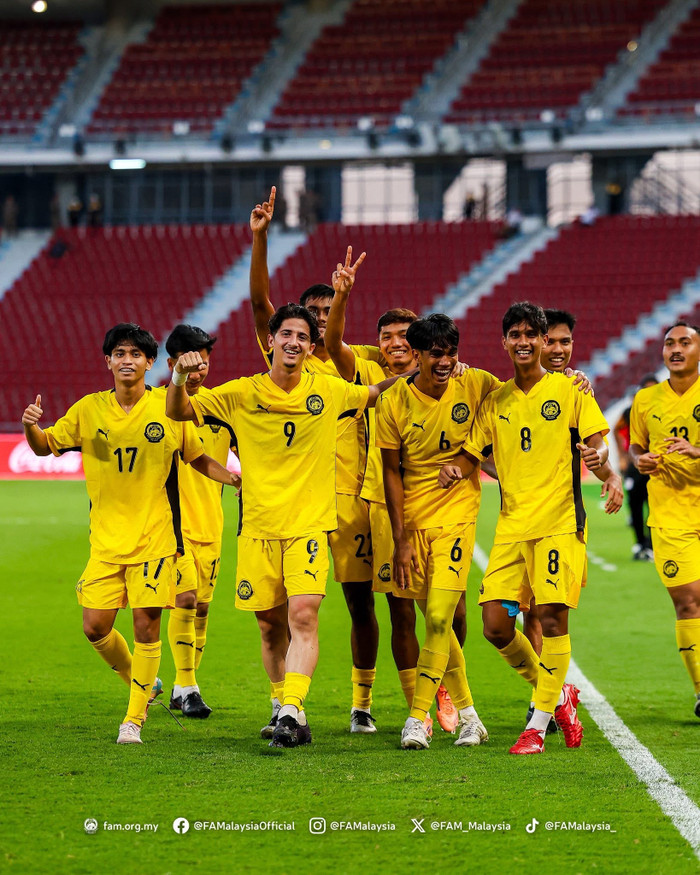 Sau khi đội nhà thắng tưng bừng Lào 4-1, nhiều CĐV Malaysia đã nhắc đến U22 Việt Nam. Ảnh: FAM