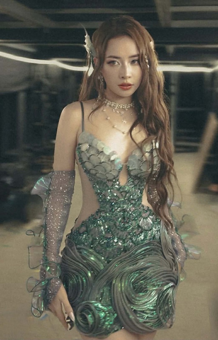 Mẫu đầm hai dây lấy cảm hứng từ đại dương của Chi Pu (Ảnh: ISNV).