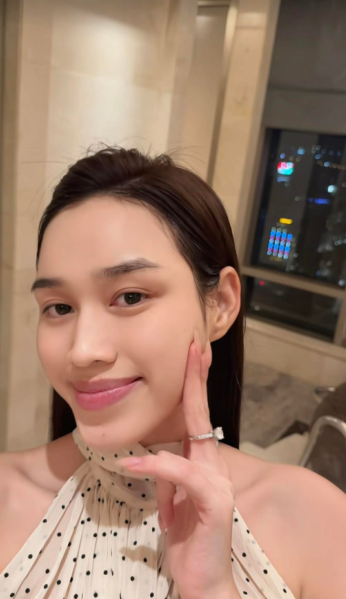 Đỗ Thị Hà khoe làn da căng bóng sau khi sử dụng mặt nạ đất sét. Ảnh chụp màn hình