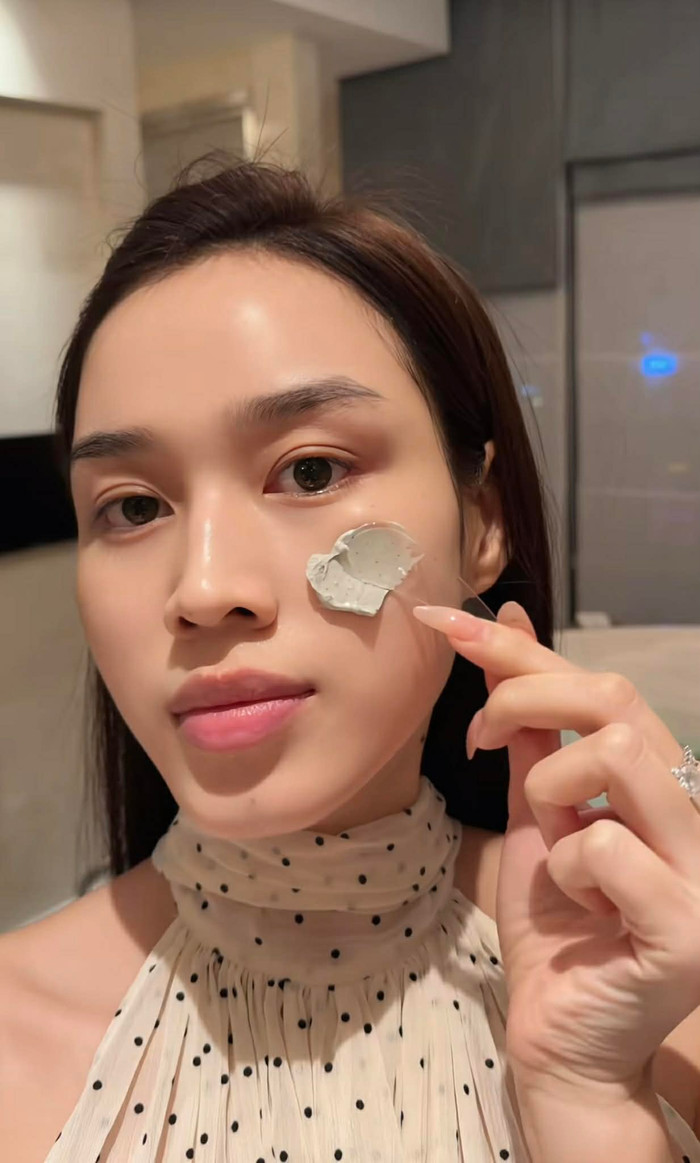 Làn da đáng ngưỡng mộ của Đỗ Thị Hà khi chăm dùng mặt nạ đất sét kiểm soát dầu thừa. Ảnh chụp màn hình