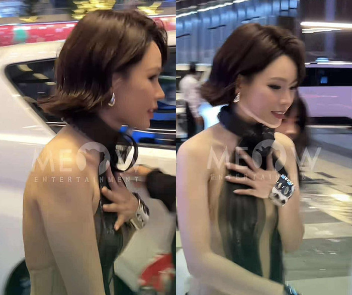 Nữ diễn viên dùng tay che chắn do trang phục hở bạo. (Ảnh chụp màn hình từ TikTok Meow Entertainment)