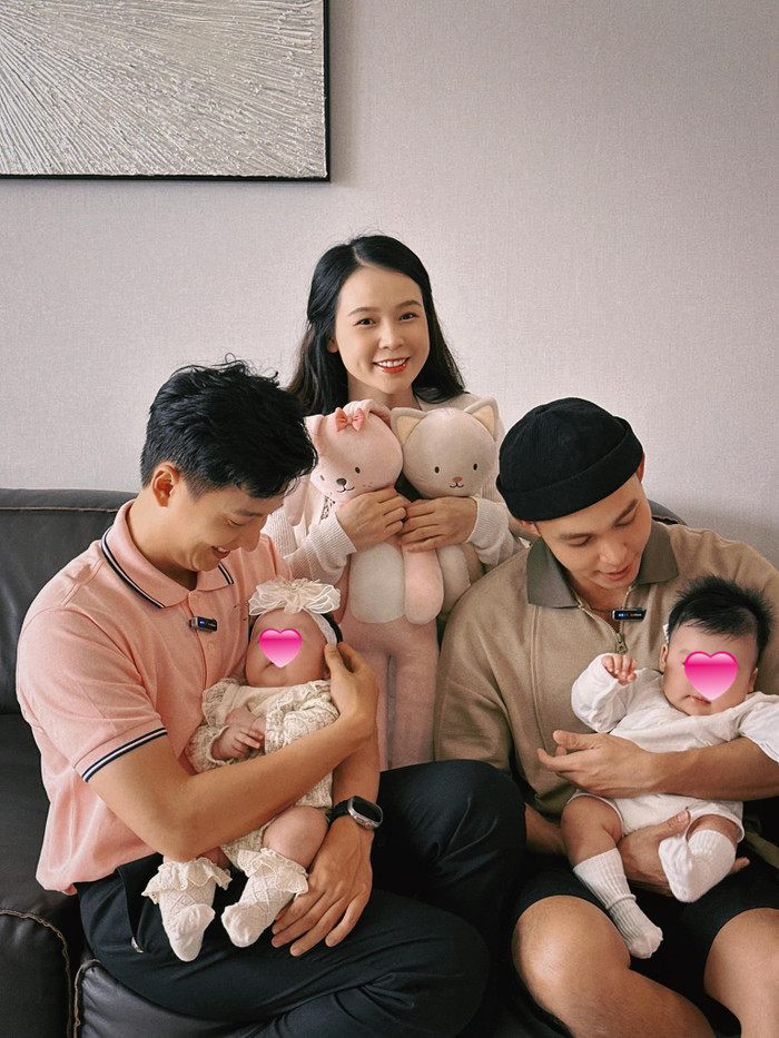 Jun Phạm và Ngô Kiến Huy trong một lần đến thăm mẹ con Sam. (Ảnh FBNV)