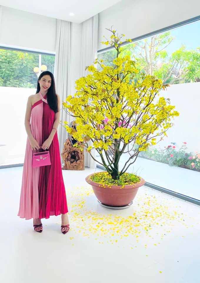 Túi xách của ca sĩ Thủy Tiên được làm từ da bê cao cấp dập vân mịn. Ảnh: FBNV