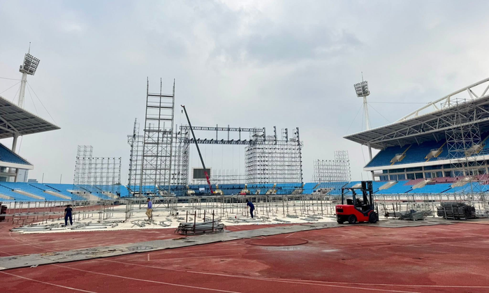 Các hạng mục bên trong sân khấu đang dần được hoàn thiện.