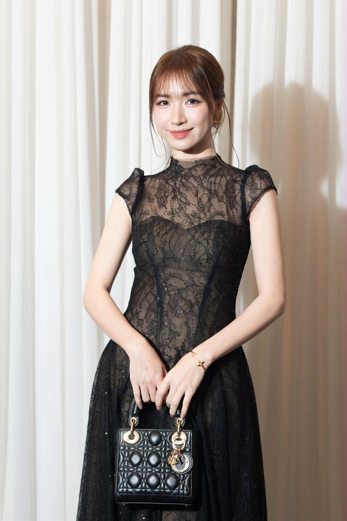 Hòa Minzy có phong cách thời trang thanh lịch, nữ tính. (Ảnh FBNV)