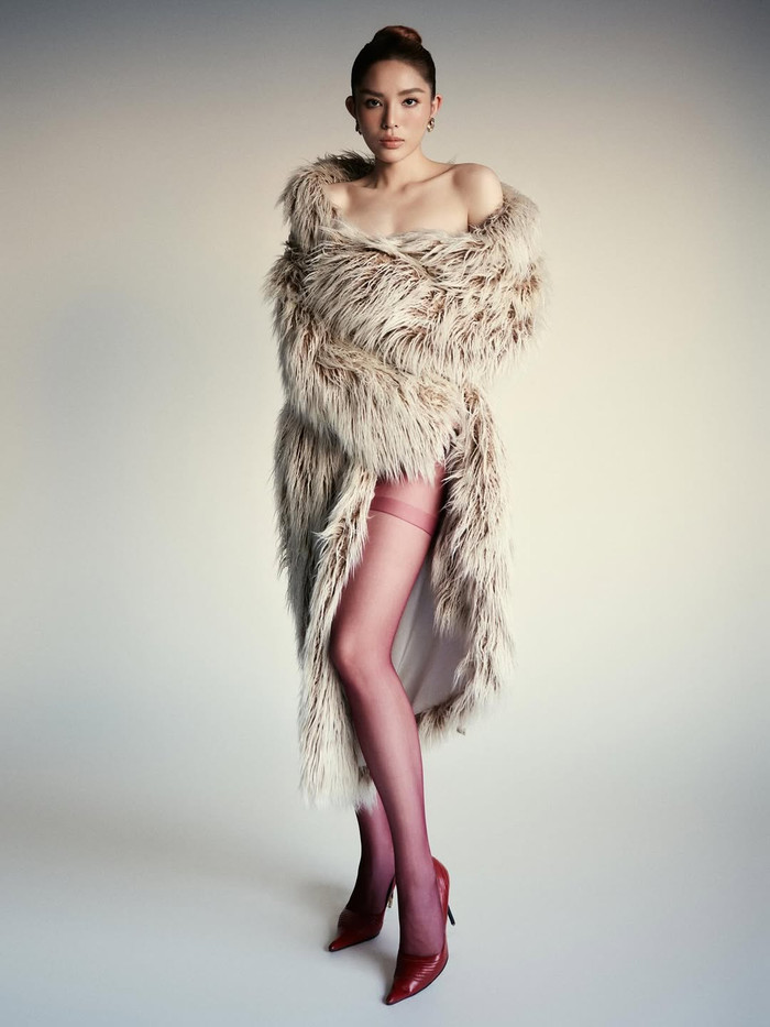 Không chỉ dừng ở váy, Kỳ Duyên còn thử nghiệm với áo lông dài kết hợp quần tất màu sắc nổi bật, tạo nên sự tương phản thú vị giữa lớp lông mềm mại và phần da lộ ra, mang đến vẻ ngoài vừa ấm áp vừa táo bạo. Ảnh: IGNV