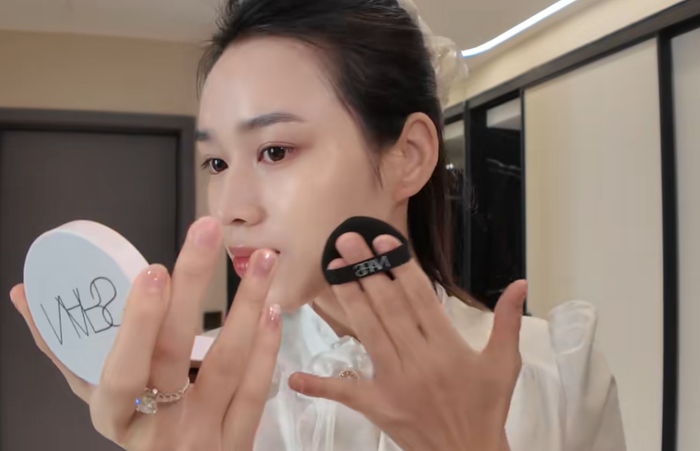 Để giữ được vẻ ngoài rạng rỡ, Đỗ Thị Hà ưu tiên sử dụng những sản phẩm chất lượng cao. Ảnh chụp màn hình