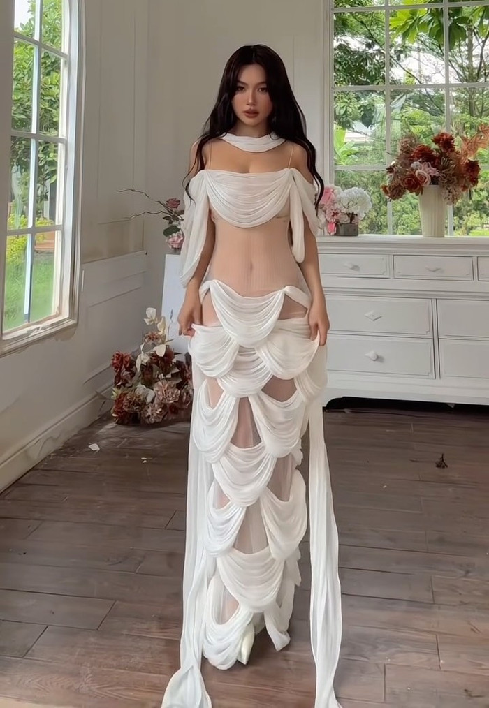 Phong cách trang điểm của Sĩ Thanh thường đậm đà hơn khi đi chơi thể thao hoặc sự kiện với những thiết kế xuyên thấu hoặc scalloped edge, như váy trắng viền sóng, mang đến vẻ nữ tính nhưng vẫn táo bạo. Điều này không chỉ giúp Sĩ Thanh trông rạng rỡ mà còn phù hợp với gu thời trang tổng thể, nơi sự gợi cảm được cân bằng bởi các yếu tố đơn giản như màu son nude hoặc phấn má hồng nhẹ nhàng. Ảnh: IGNV