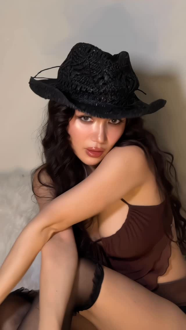 Trong một số hình ảnh gần đây, Sĩ Thanh xuất hiện với chiếc mũ cowboy đen cá tính, đi kèm top crop màu nâu và quần tất lưới, tạo nên tổng thể vừa cổ điển vừa hiện đại. Ảnh: IGNV