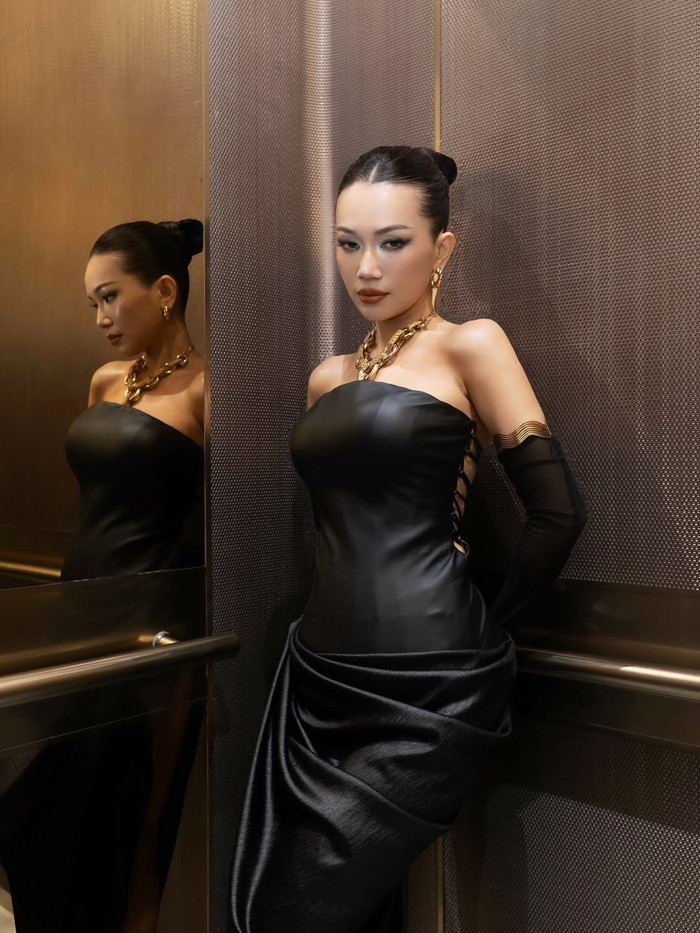 Sĩ Thanh thường áp dụng lối makeup glowy, nhấn mạnh vào làn da sáng mịn và đôi môi bóng. Cô ưu tiên sử dụng highlighter để tạo hiệu ứng ánh sáng tự nhiên trên gò má, kết hợp eyeliner mảnh và mascara để làm nổi bật đôi mắt. Ảnh: IGNV