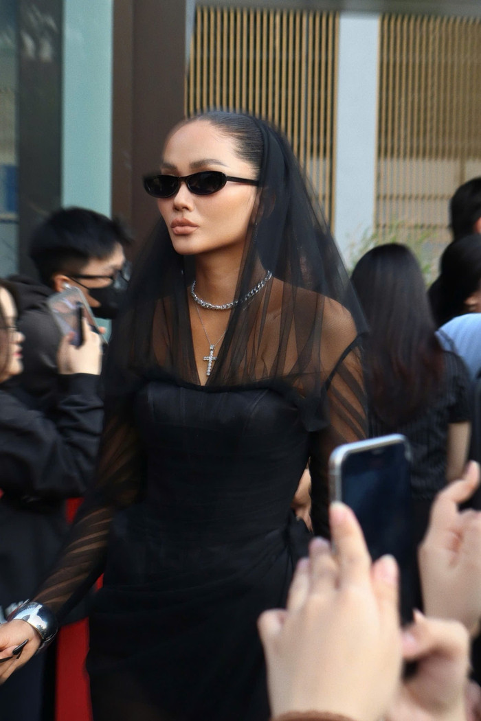 Nàng hậu gây bất ngờ với khả năng lấy lại dáng nhanh chóng sau khi sinh con. (Ảnh FBNV)