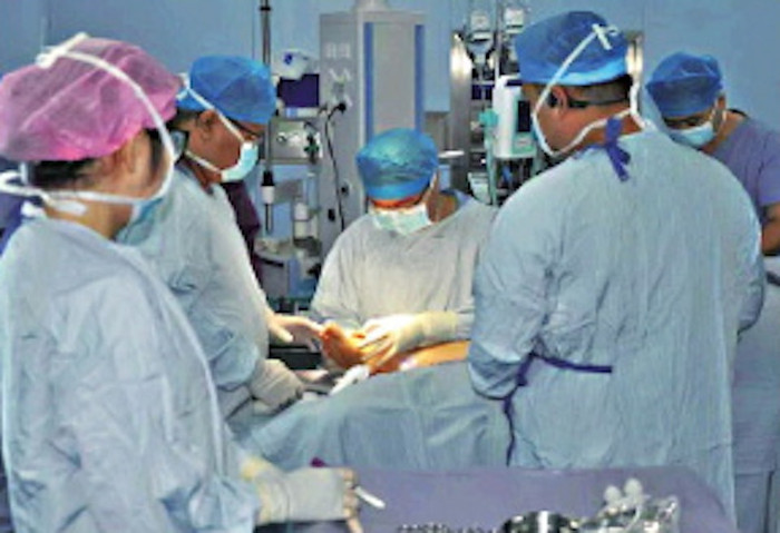 Cô gái có lỗ tai 'mọc' trên mu bàn chân, sự việc đằng sau khiến nhiều người nể phục Ảnh 2