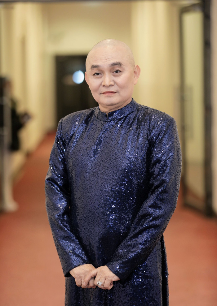 Xuân Hinh gây chú ý khi bước xuống từ chiếc xe sang 5 tỷ. Ảnh: FBNV