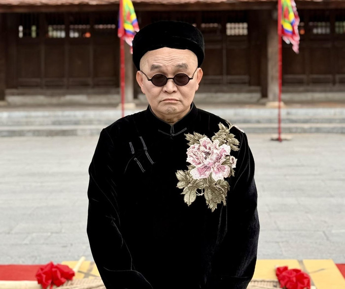 Xuân Hinh tặng khán giả chiếc điện thoại 7 chữ số của mình. Ảnh: FBNV