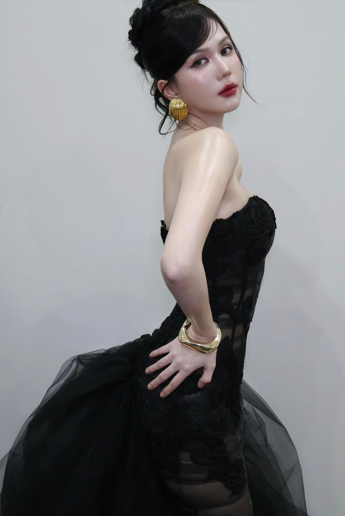 Ngọc Trinh xuất hiện trong chiếc đầm màu đen xuyên thấu, phần thân trên ôm chặt tạo hiệu ứng quyến rũ (Ảnh: ISNV).