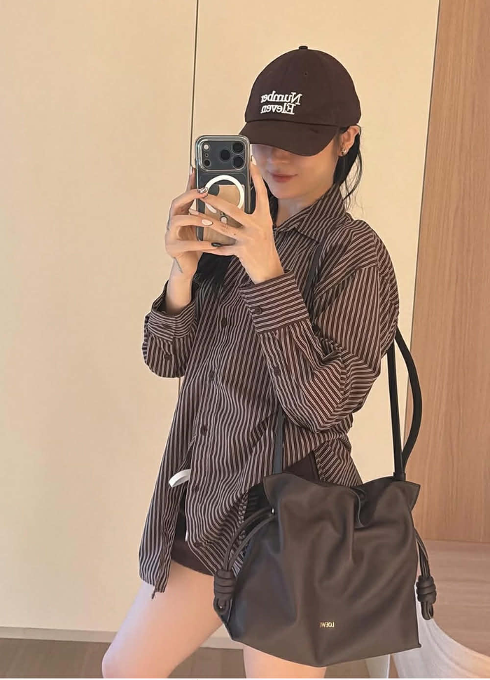 Bảo Anh được bắt gặp sử dụng chiếc điện thoại cao cấp này (Ảnh: ISNV).