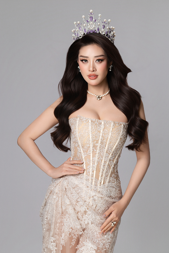 Khánh Vân luôn giữ chiếc vương miện và xem đây như là 'báu vật thanh xuân'.