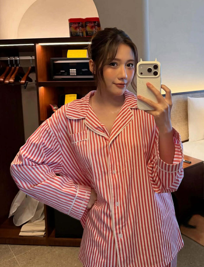 Em gái Trấn Thành từng chụp ảnh cùng chiếc điện thoại 64 triệu này (Ảnh: ISNV).