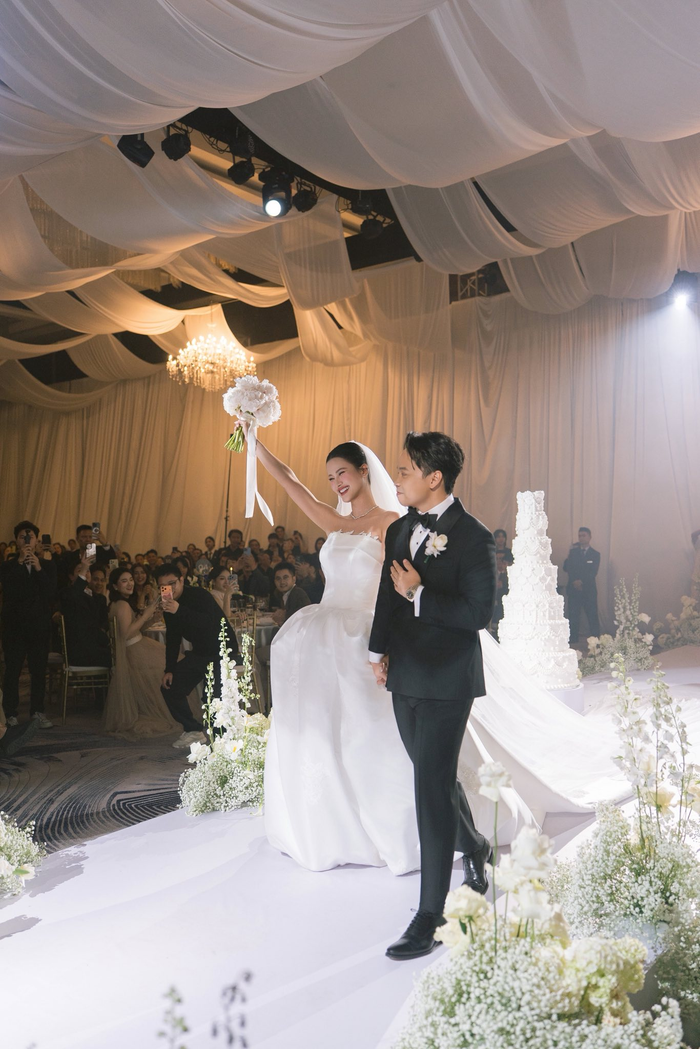 Á hậu Hương Ly trong khoảnh khắc bước chân vào lễ đường tối 6/12. 