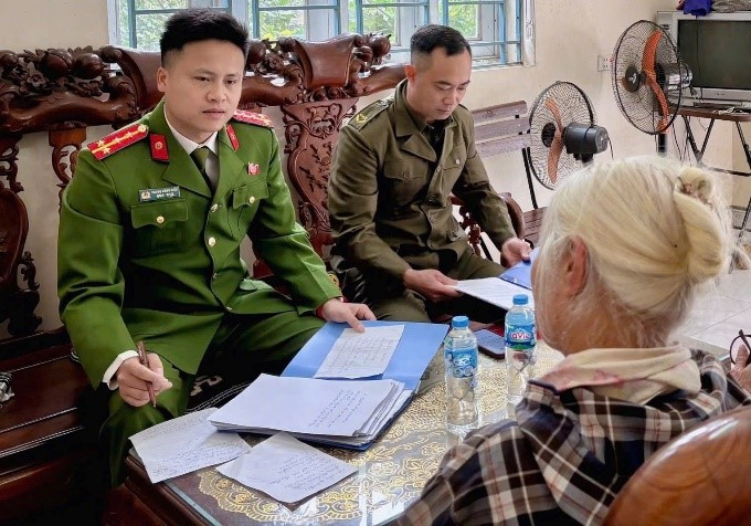 Công an xã Suối Hai kịp thời ngăn chặn vụ giả danh Công an lừa đảo. Ảnh: Công an TP Hà Nội