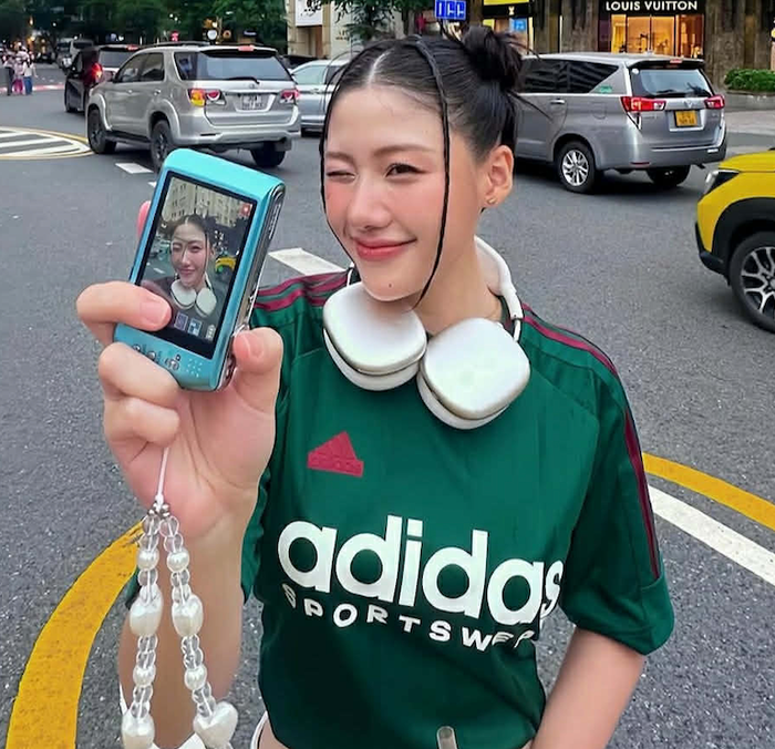 Em gái Trấn Thành từng được bắt gặp sử dụng chiếc tai nghe cao cấp này.
