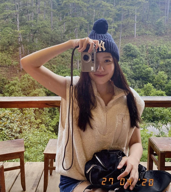 Chiếc máy ảnh film của em gái Trấn Thành là món đồ công nghệ dành cho những ai yêu thích sự hoài niệm (Ảnh: ISNV).