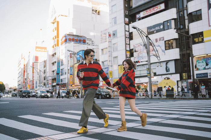 Vợ chồng Đình Tú tay trong tay ngọt ngào ở Nhật Bản hậu đám cưới (Ảnh: FBNV).