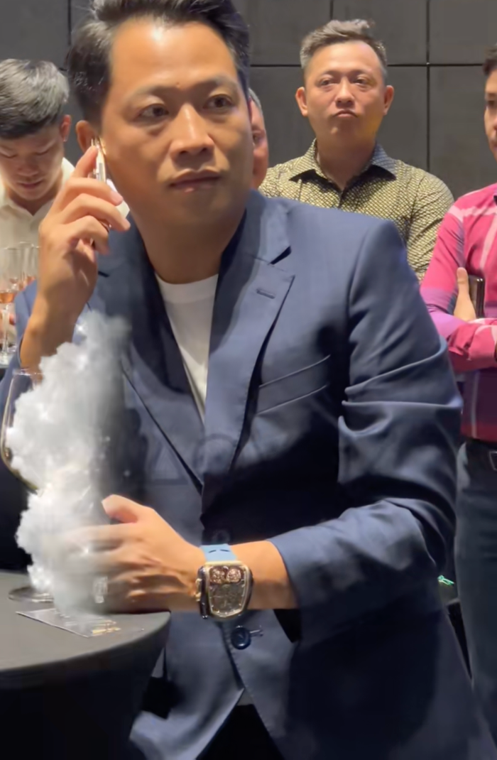 Chiếc điện thoại hơn 100 triệu của chồng bà chủ thẩm mỹ viện Mailisa. (Ảnh: chụp màn hình)