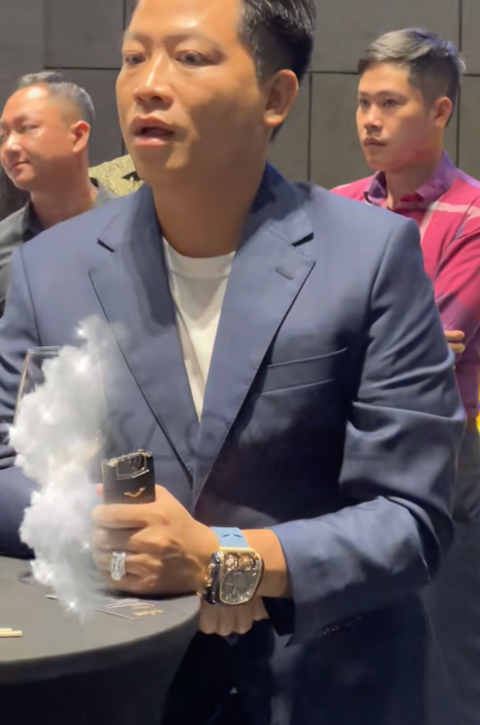 Bộ đôi chiếc đồng hồ Jacob & Co gần 20 tỷ và chiếc điện thoại Vertu hơn 100 triệu cho thấy sự đắt đỏ mà ông Hoàng Kim Khánh mang đến. (Ảnh: chụp màn hình)