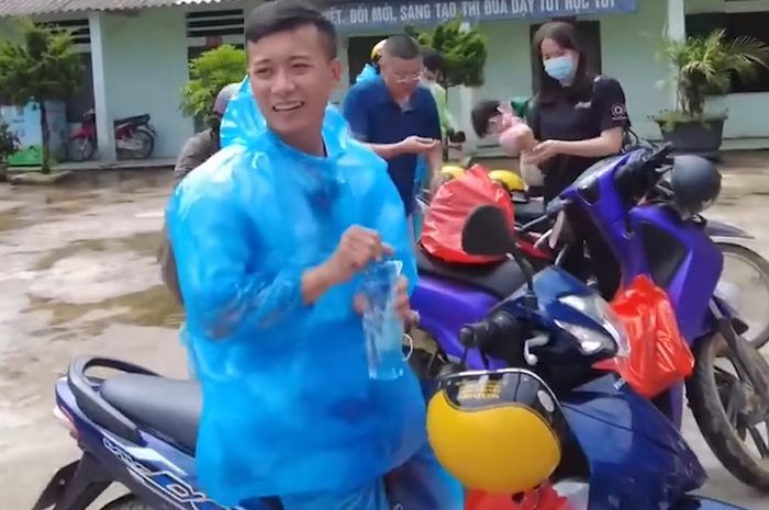 Quang Linh Vlog từng di chuyển bằng một chiếc xe máy có thiết kế nhỏ gọn, động cơ bền bỉ và mức tiêu hao nhiên liệu thấp. Ảnh chụp màn hình