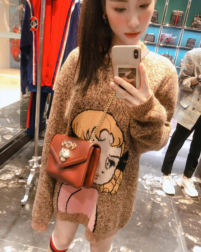 Hòa Minzy sử dụng chiếc điện thoại sở hữu màn hình tràn viền ấn tượng với thiết kế siêu mỏng. Ảnh: IGNV